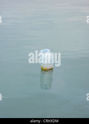 Bouteille PET la natation dans le port, l'Espagne, Baléares, Majorque, Port Andratx Banque D'Images