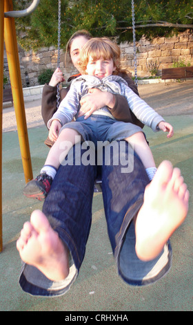 Mère avec soleil sur une balançoire, Espagne, Baléares, Majorque, Palma de Mallorca Banque D'Images