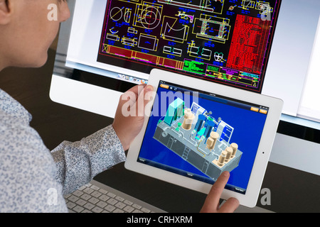 L'utilisation de l'iPad d'ingénieur application CAO Conception assistée par ordinateur au modèle 3D design industriel complexe de conception d'usine pétrochimique Banque D'Images