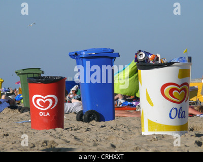 Les touristes se trouvant derrière les bacs es sur la plage, Pays-Bas, Mer du Nord, Noordwijk Banque D'Images