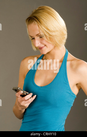 Jeune femme blonde avec handy Banque D'Images