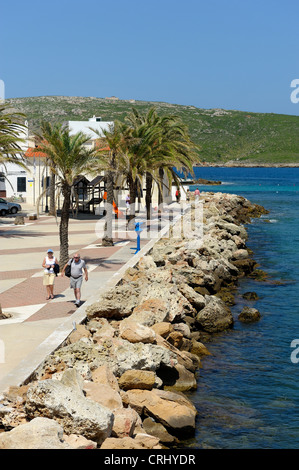 2 touristes marchant sur la promenade fornells minorque îles Baléares Espagne Banque D'Images