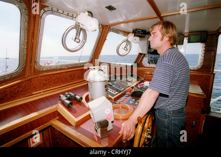 Le capitaine sur un cutter à la sortie pour la pêche Banque D'Images