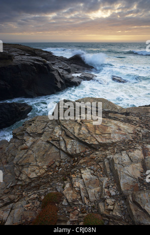 Une mer agitée sur la côte de Cornouailles près de Cornwall, Angleterre, Treyarnon Banque D'Images