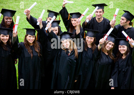 Grand groupe de professionnels diplômés avec robe, mortier et diplôme Banque D'Images