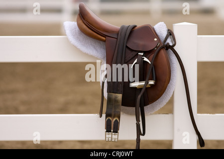 Le 24 juin 2012. Une selle de style anglais se trouve sur une clôture à un spectacle de chevaux en Ontario Canada. Banque D'Images