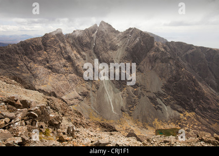 Sgurr Alasdair, le plus haut sommet de l'Cuillin Ridge de l'île de Skye, Écosse, Royaume-Uni, au-dessus de Glen cassante. Banque D'Images