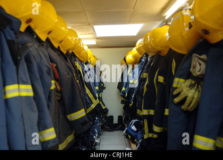 Les pompiers vestiaires remplis de matériels Banque D'Images