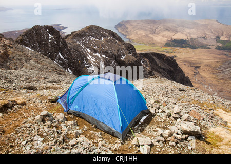 Une tente sur Sgurr Dearg dans le mountins Cuillin, Isle of Skye, Scotland, UK. Banque D'Images