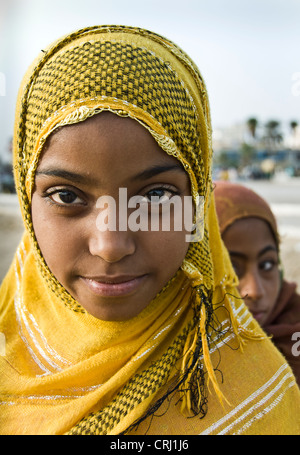 Jeune musulmane portant le hijab coloré, Bandar-e Abbas, Iran Banque D'Images