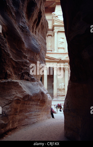 Vue à travers une crevasse sur le tombeau de roche appelée 'trésor' de l'histoire de roche ville de Petra, Jordanie, Petra Banque D'Images