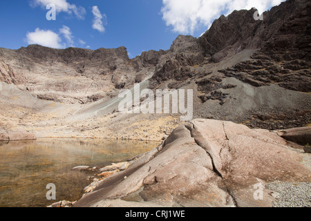 Coire Lagan ci-dessous Sgurr Dearg dans les montagnes Cuillin, Isle of Skye, Scotland, UK. Banque D'Images