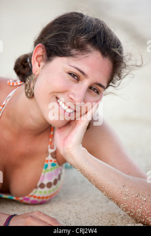 Belle jeune femme de détente sur la plage, smiling Banque D'Images