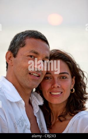Couple aimant profiter de leurs vacances à la plage Banque D'Images