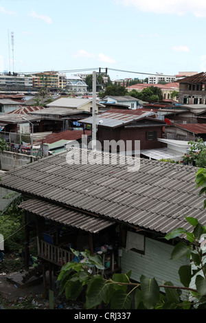 C'est dans la banlieue de Bangkok, vieux, abandonné ou chambre en bois. Toit bleu pour certains d'entre eux. Il y a trop d'arbres Banque D'Images