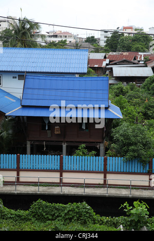 C'est dans la banlieue de Bangkok, vieux, abandonné ou chambre en bois. Toit bleu pour certains d'entre eux. Il y a trop d'arbres Banque D'Images