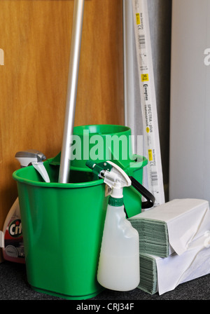 L'équipement de nettoyage de bureau avec un godet en plastique vert, en plastique flacon pulvérisateur, RDP et des serviettes de papier Banque D'Images
