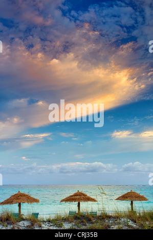 Umbellas Reed et le lever du soleil les nuages. Îles Turques et Caïques. Providenciales Banque D'Images