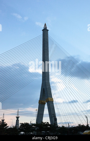 C'est une photo d'un pylône a souligné d'un pont à Bangkok en Thaïlande, en Asie. Il a beaucoup de cordes pour supporter le poids du pont. Banque D'Images