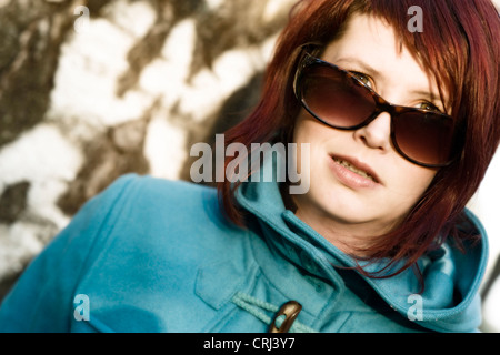Jeune femme aux cheveux rouges, avec des pare-soleil Banque D'Images
