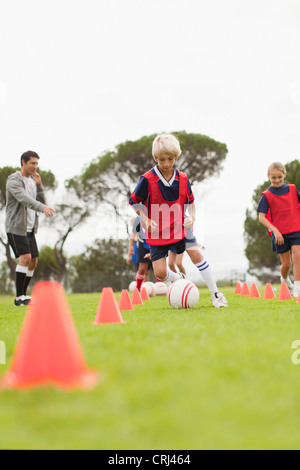 La formation des entraîneurs de l'équipe de soccer pour enfants Banque D'Images