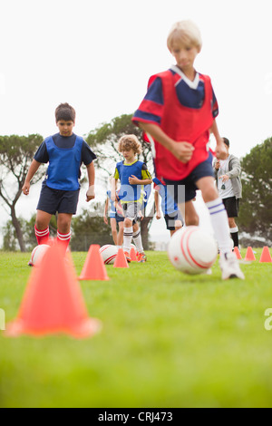 L'équipe de soccer pour enfants sur le terrain de formation Banque D'Images