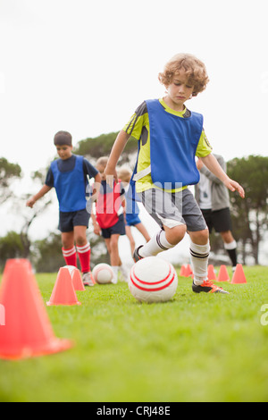 L'équipe de soccer pour enfants sur le terrain de formation Banque D'Images