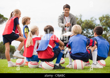 Parler à l'entraîneur de l'équipe de soccer pour enfants Banque D'Images