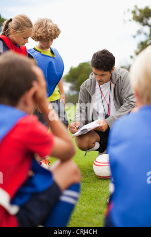 Parler à l'entraîneur de l'équipe de soccer pour enfants Banque D'Images