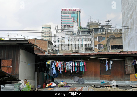 Dans un taudis de Railtrack, avec en arrière-plan de l'hôtel, de la Thaïlande, Bangkok Banque D'Images