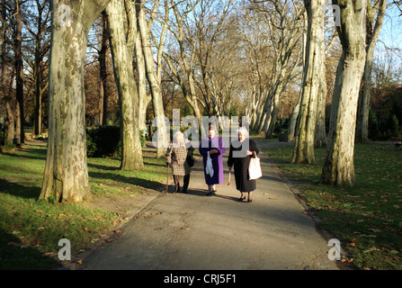 Berlin, trois vieilles femmes dans un cimetière Banque D'Images