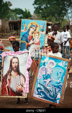 Les jeunes garçons portant des affiches en procession religieuse. Banque D'Images