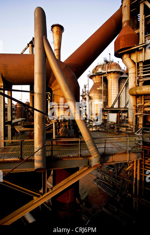 Ancien haut fourneau dans le parc paysager Duisburg Nord, l'Allemagne, en Rhénanie du Nord-Westphalie, région de la Ruhr, Duisburg Banque D'Images