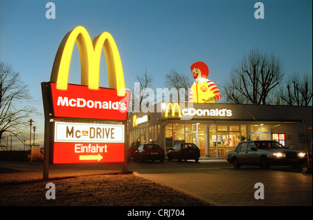 La direction générale de Mcdonald's avec des panneaux lumineux dans le crépuscule Banque D'Images