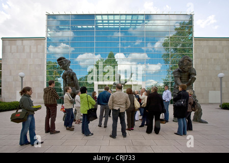 Groupe de visiteurs au cours d'une visite guidée à 'Kulturpfadfest' en face de la vitre bardage du bâtiment de la RWE Saalbau, Allemagne, Rhénanie du Nord-Westphalie, région de la Ruhr, à Essen Banque D'Images