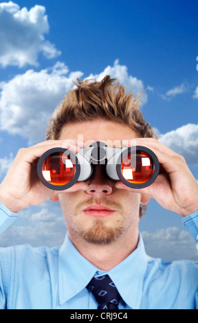 Businessman looking through binoculars outdoors Banque D'Images