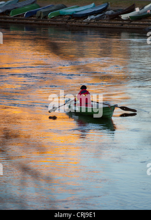 Pêcheur isolé de trolling d'un barque / skiff / canot à la rivière Oulujoki , Finlande Banque D'Images