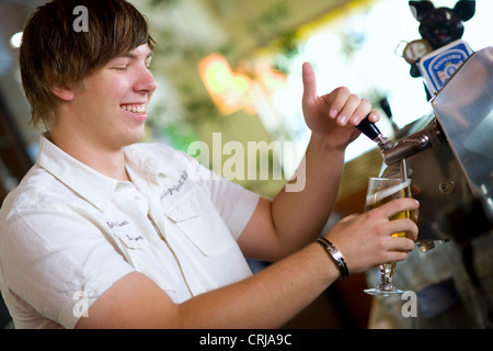 Jeune Serveur encombrement beer Banque D'Images