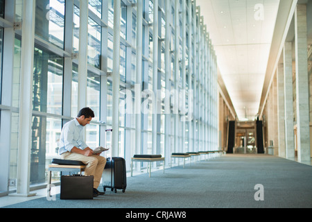 Businessman working in lobby Banque D'Images