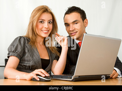 Partenaires d'affaires dans un bureau d'un ordinateur portable Banque D'Images