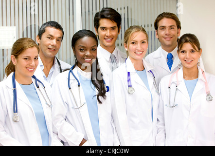 Groupe de médecins à l'hôpital et à la friendly smiling Banque D'Images