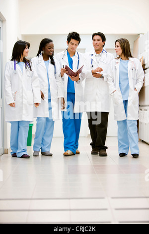 Groupe de médecins dans un hôpital de marche Banque D'Images