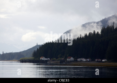 Conserverie de saumon abandonnés et des forêts de cabines. Sitkoh Bay, île Chichagof, sud-est de l'Alaska Banque D'Images