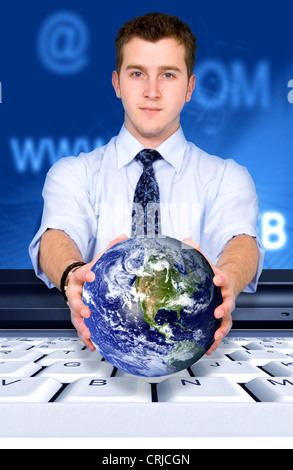 L'homme d'affaires d'un globe qui sortent d'un écran d'ordinateur portable - bon concept de la technologie mondiale Banque D'Images