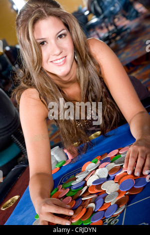 Femme dans un casino gagner sur la roulette Banque D'Images