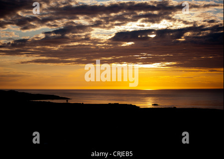 Coucher de soleil sur Holyhead Anglesey Royaume-Uni et la mer d'Irlande. Et Bull bay. Banque D'Images