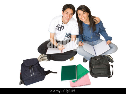 Couple d'étudiants qui étudient à l'étage Banque D'Images