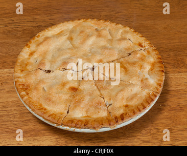 Tarte aux pommes chaude du four sur la table en bois Banque D'Images