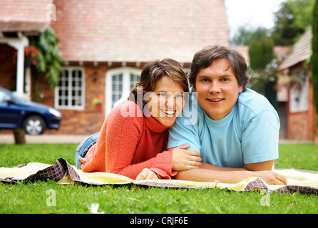 Couple de jeunes adultes de détente en plein air dans l'herbe Banque D'Images