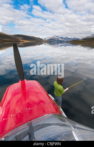 Un pêcheur jette pour la truite à partir d'un hydravion, le lac Takahula, Alatna River, Alaska. (MR et PR) Banque D'Images